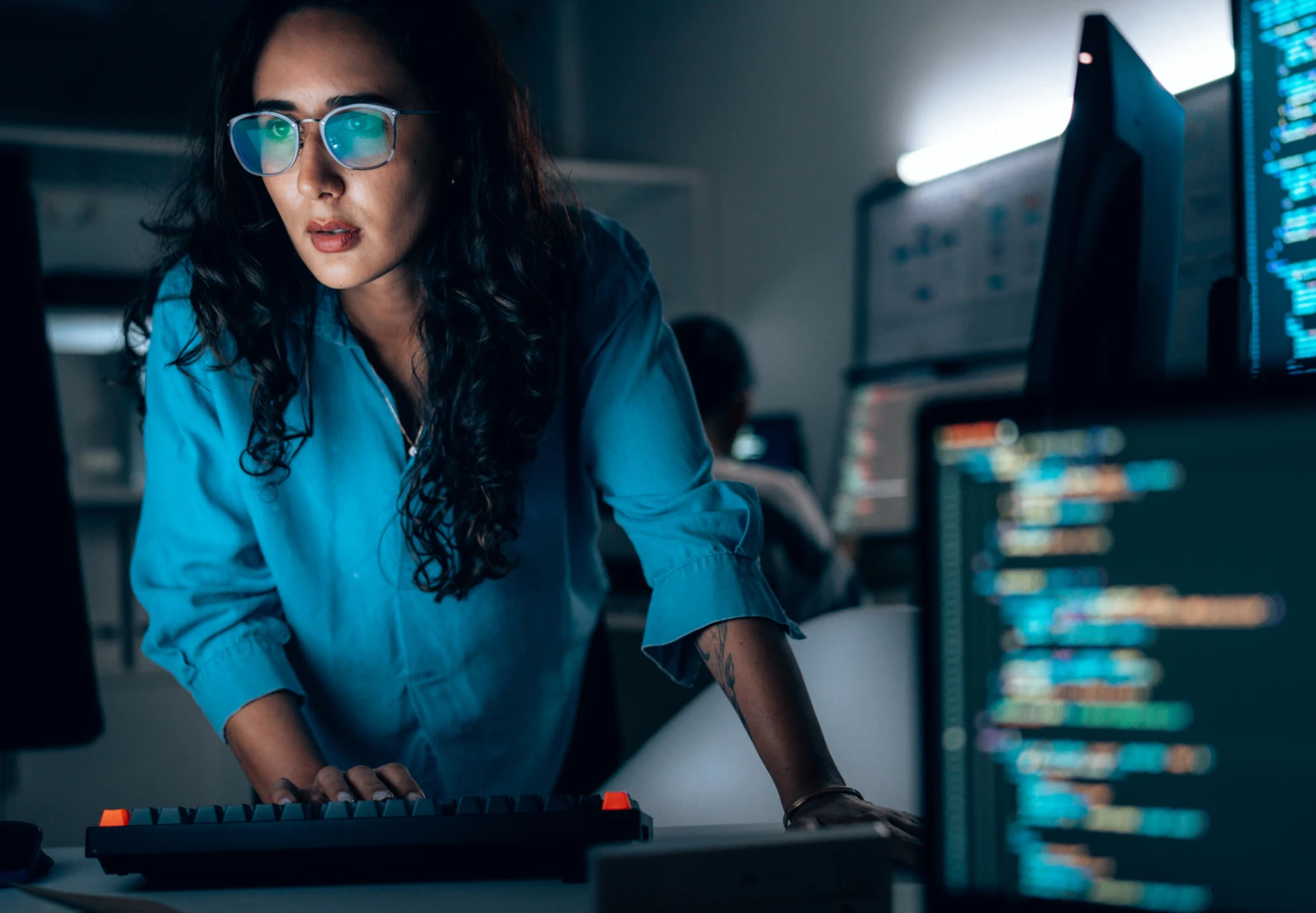 Persona viendo el monitor de la computadora