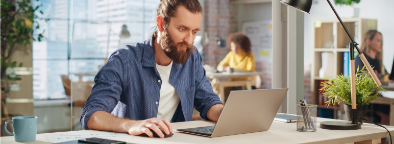 Persona en la computadora