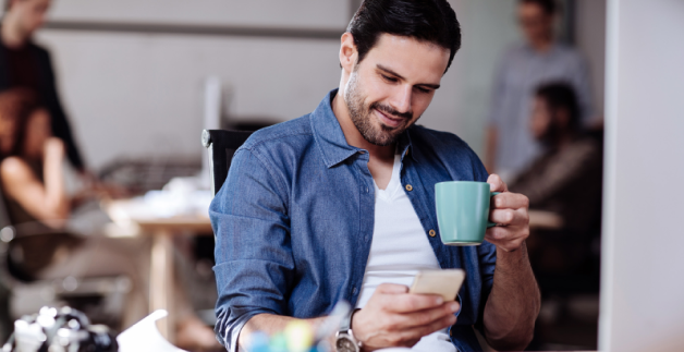 Persona tomando café