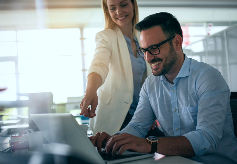 Personas viendo la computadora