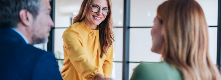 Grupo de personas cerrando acuerdos